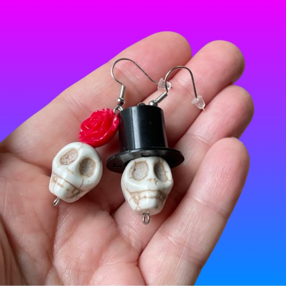 Dia de los Muertos/Day of the Dead dangling skull stone earrings top hat rose